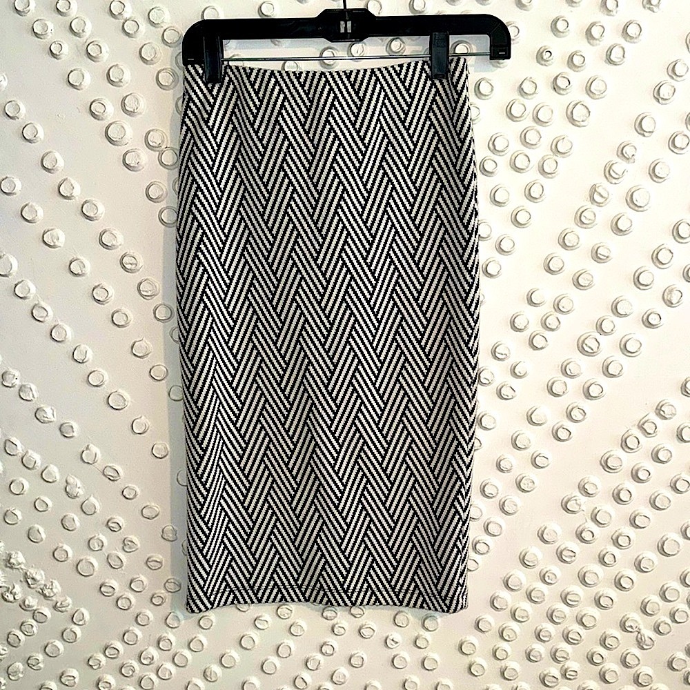 Zara Trafaluc Midi Skirt. Size M. Perfect condition! Elastic waistband.